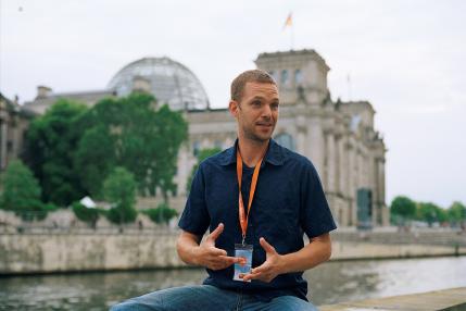 Guide von Vive Berlin Tours vor dem Bundestag