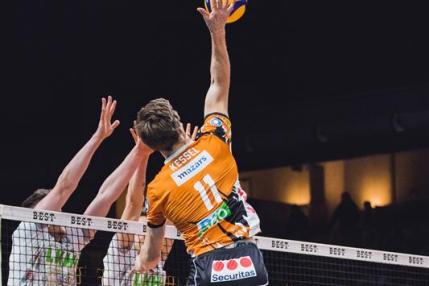 Spieler am Netzt beim Match der BR Volleys