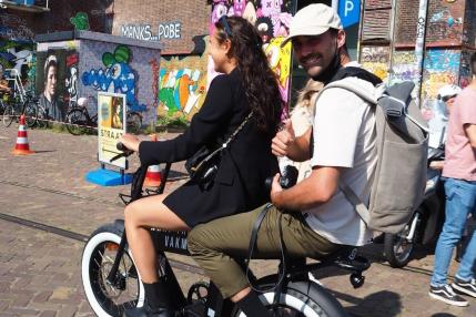 Ein Paar unterwegs mit Fatbikesafari Berlin