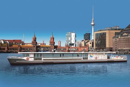 Solar-Katamaran vor Oberbaumbrücke Berlin
