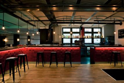 El bar de BATA Bar & Billiards