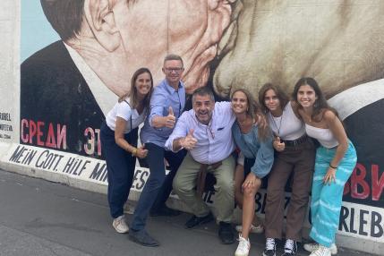 Eastsideseeing - Grupo de turistas frente al Muro de Berlín