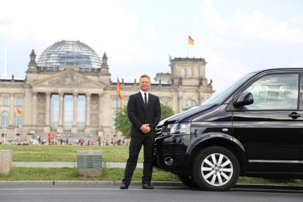 Eastsideseeing auto con autista davanti al Reichstag a Berlino