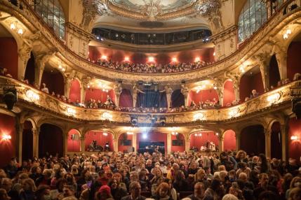 Audience in the Großes Haus of the Berliner Ensemble 