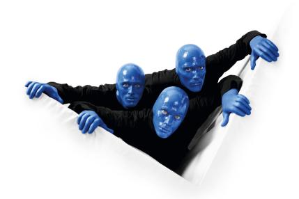 drei blaue Personen zerreißen Papier