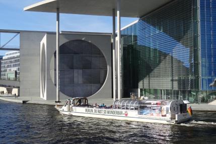 A boat in fron of the Marie-Elisabeth-Lüders-Haus
