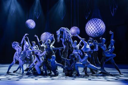 Cimetière de perles dans le grand spectacle FALLING | IN LOVE im Friedrichstadt-Palast