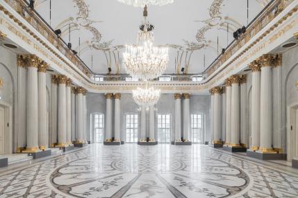 Schmuckvoller Marmorsaal in der Staatsoper Unter den Linden