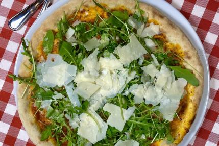 Pizza à la roquette et au parmesan à l'Impasto Rosso