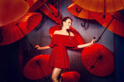 The WOW! Gallery, Damen in rotem Kleid