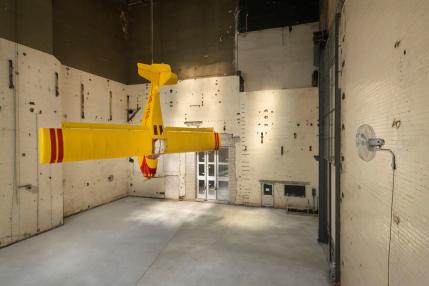 Ausstellung mit gelben Flugzeug im KINDL Zentrum für zeitgenössische Kunst, Berlin