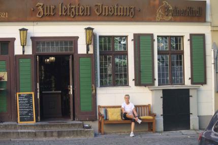Sightrunning - Läuferin pausiert vor Berliner Traditionsrestaurant