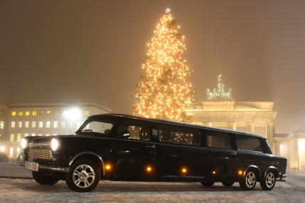 Trabi XXL Trabant Limousine vor dem Brandenburger Tor