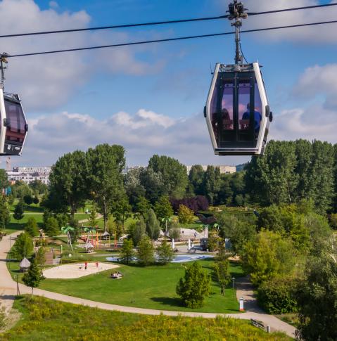 Blick auf die Seilbahn in den Gärten der Welt Berlin