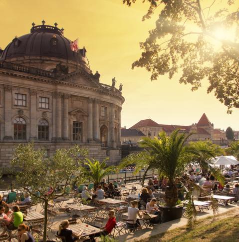 Promenade am Monbijoupark gegenüber de Bodemuseums