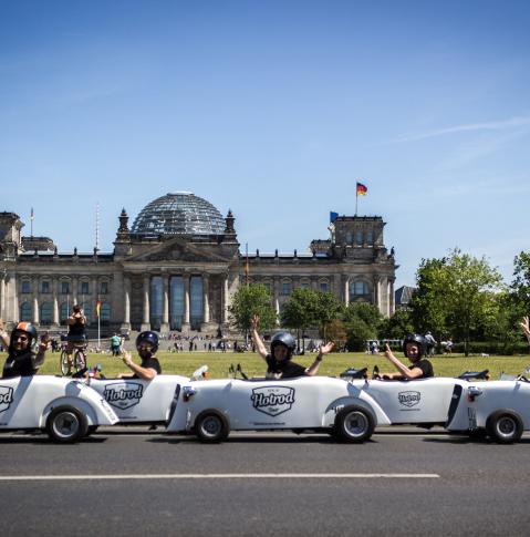 Hotrod Tour vor dem Berliner Reichstag