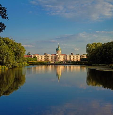 Berlin, Schloss Charlottenburg, Blick über den Karpfenteich zur Gartenseite.