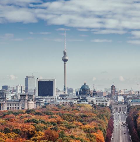 Herbstliche Berlin Skyline hinter dem Tiergarten
