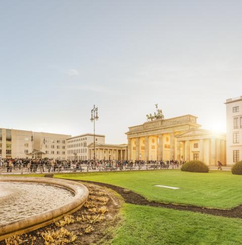 Blick auf den Pariser Platz und das Brandenburger Tor im Frühling