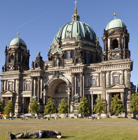 Cathédrale de Berlin avec la tour de télévision en arrière-plan