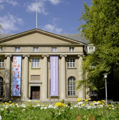 davanti al Museo delle Culture Europee