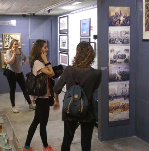 Besucher im Berlin Story Museum