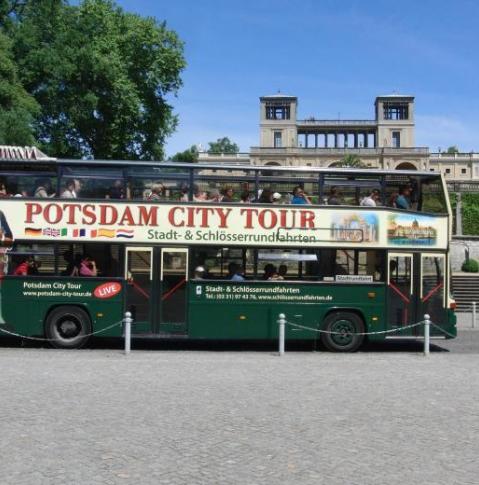 Doppeldecker vor Orangerie Potsdam