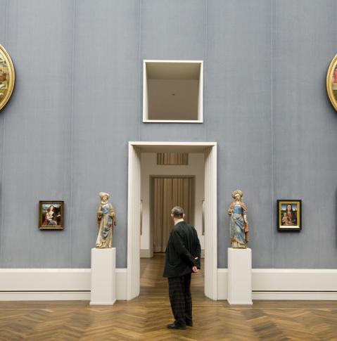 un hombre admira los cuadros de la pinacoteca
