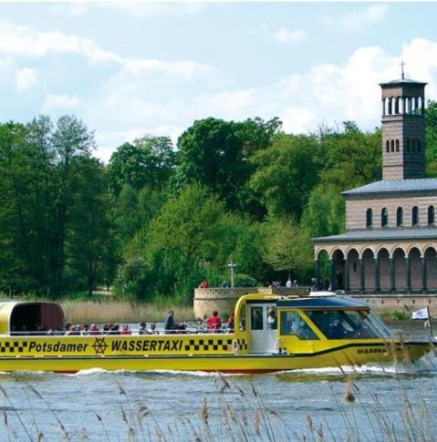Taxi fluvial sur le lac