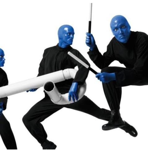 drei blaue Menschen halten ein Rohr