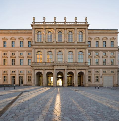 Frontansicht des Barberini Museums mit Sonnenlicht