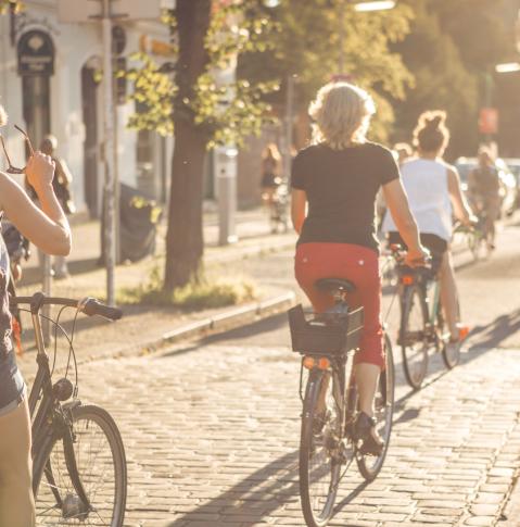 un par de mujeres dan un paseo en bicicleta por el barrio