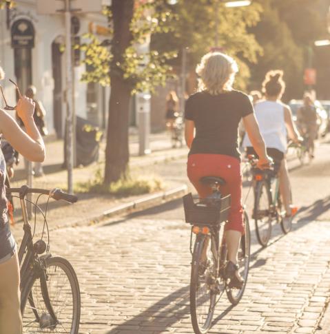 ein Paar Frauen machen eine Fahrradtour im Kiez