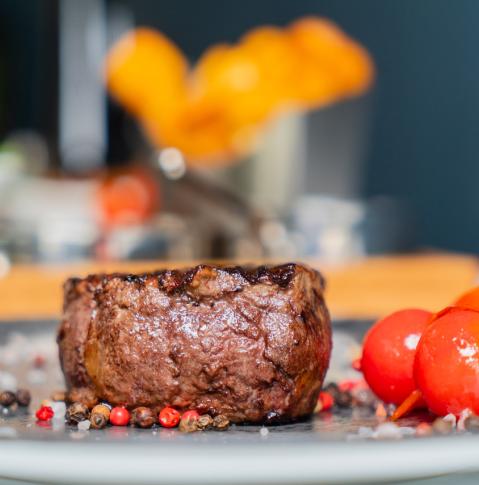 Zubereitetes und garniertes Steak im Steakhouse Las Malvinas