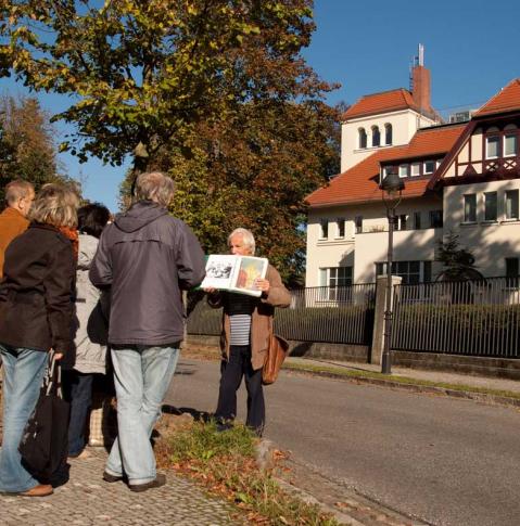 Gruppe bei Stadtführung durch Babelsberg