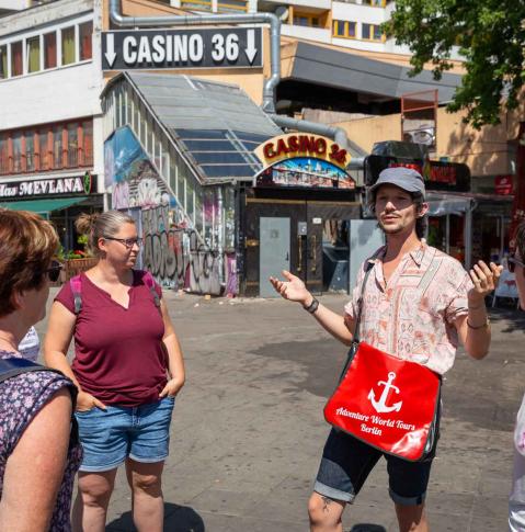 Adventure World Tours Berlin Ein Guide von Adventure World Tours zeigt einer Gruppe den Kotti