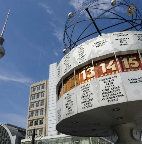 Weltzeituhr und Fernsehturm am Alexanderplatz