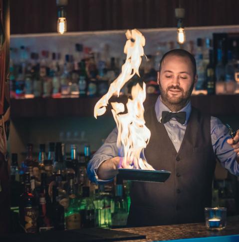 Bellini Lounge Bellini Lounge Cocktailbar, flambierender Barmann