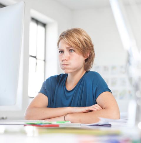 Junge Frau vor Computer