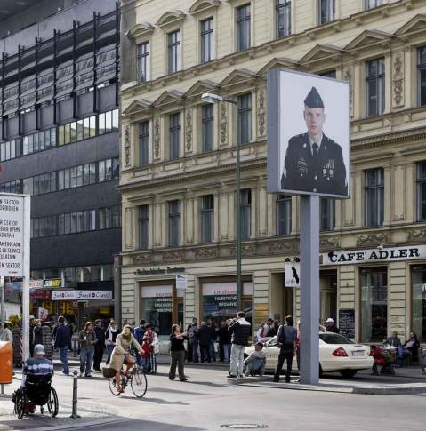 Checkpoint Charlie an der Friedrichstraße in Berlin