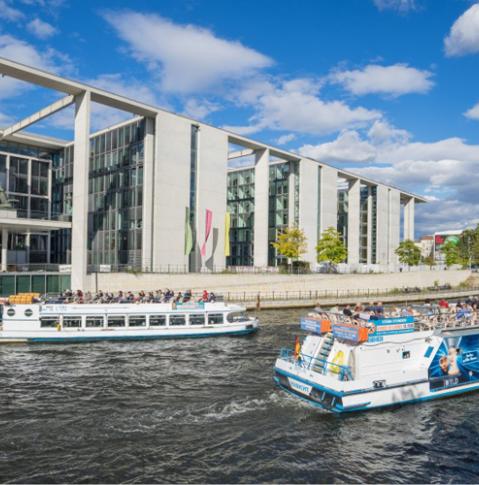 Stern und Kreis Ausflugsschiff auf der Spree