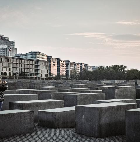 Denkmal für die ermordeten Juden Europas mit Blick auf den Potsdamer Platz