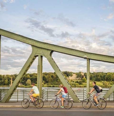 Glienicker Brücke in Potsdam Glienicker Brücke in Potsdam mit Radfahrern