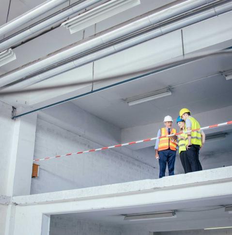 Drei Experten bei der Arbeit auf einer Baustelle