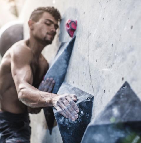 Südbloc Boulderhalle Mann beim Bouldern in der Boulderhalle