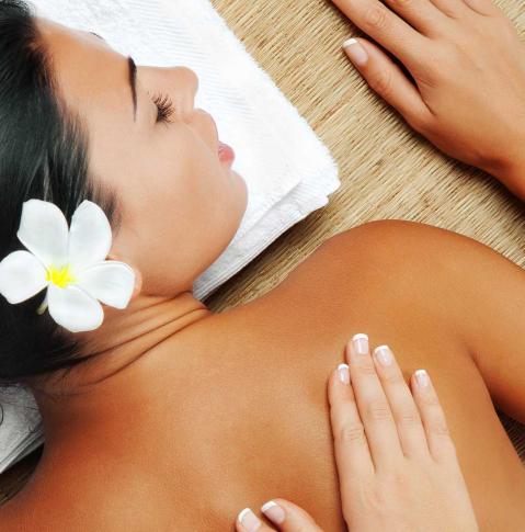 Gezer Spa Berlin - Frau entspannt bei einer Massage