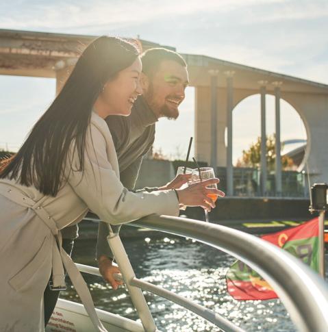 Schiffsrundfahrt in Berlin Mann und Frau genießen einen Cocktail bei einer Schiffsrundfahrt in Berlin
