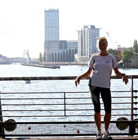 Sightrunning - Läuferin auf der Oberbaumbrücke in Berlin