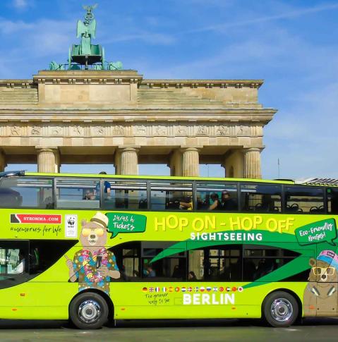 Stromma Hop-on Hop-off Stadtrundfahrt-Bus vor dem Brandenburger Tor in Berlin
