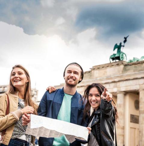 Junge Menschen vor dem Brandenburger Tor Junge Menschen vor dem Brandenburger Tor